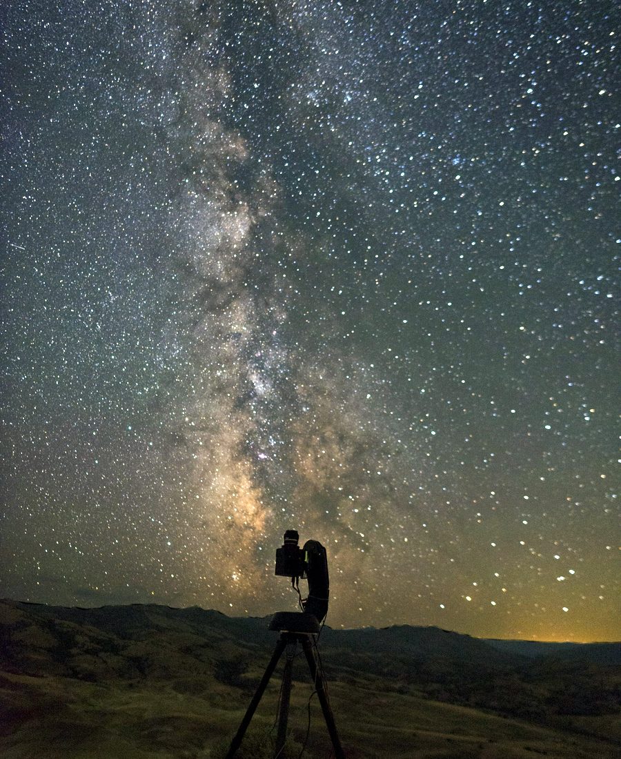 Voie lactée au-dessus d&rsquo;une lunette astronomique