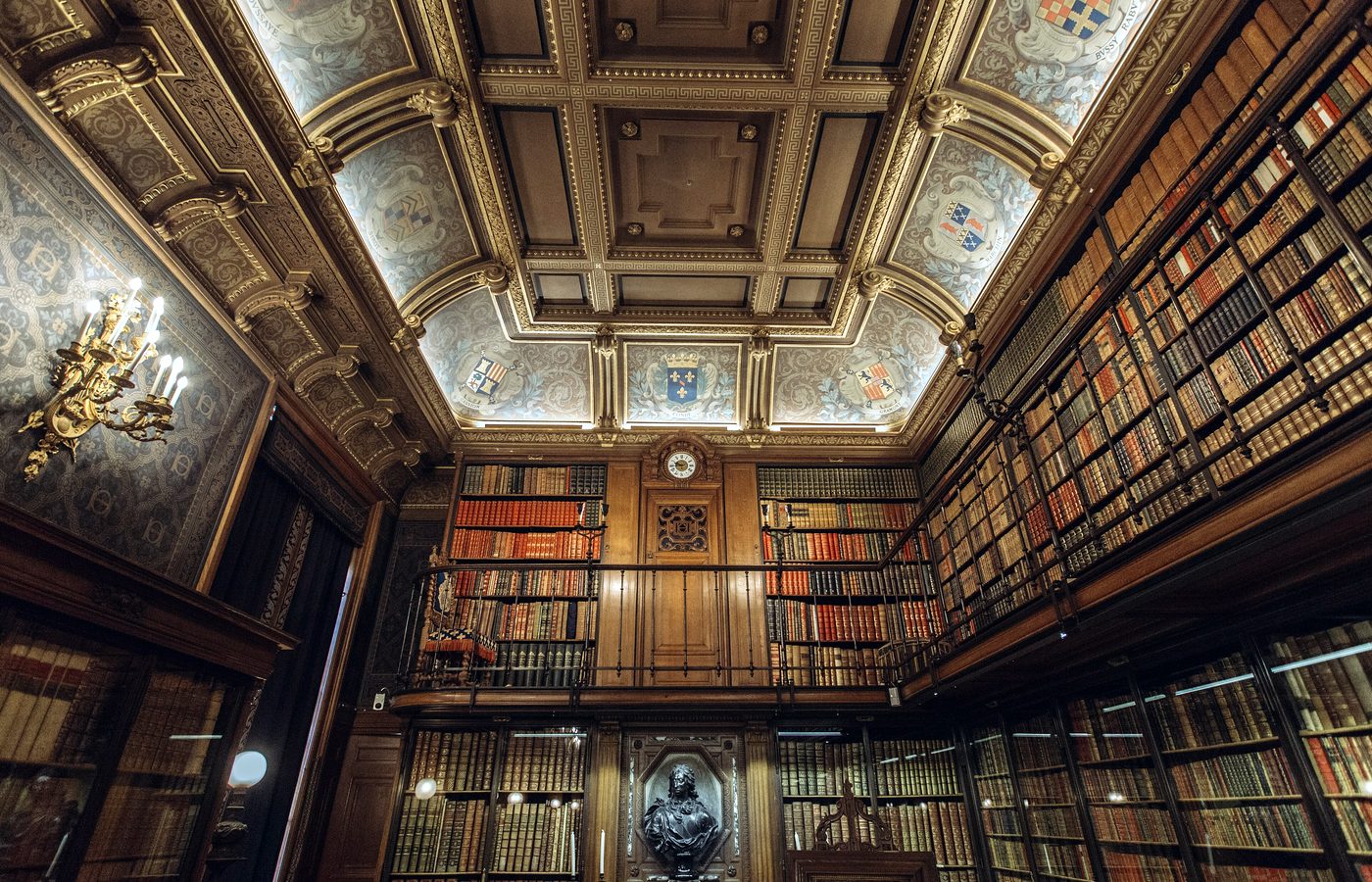 Salle de bibliothèque et rayonnages anciens